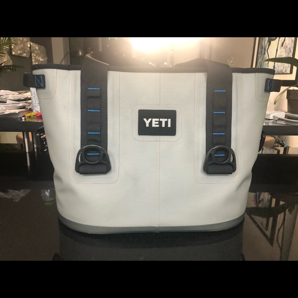 ❌❌ SOLD ❌❌ Yeti Hopper Soft Cooler M20